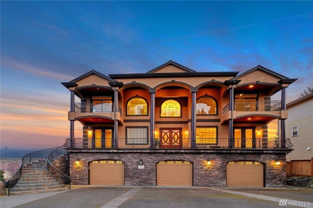 Family Room with Sea View interior